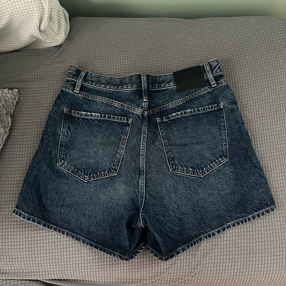 Express Shorts - Picture 2 of 3